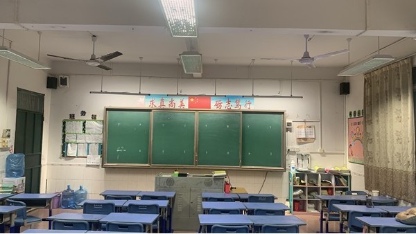 教室照明<i style='color:red'>改造后</i>，燈光明亮了，但是燈光很柔合，不刺眼