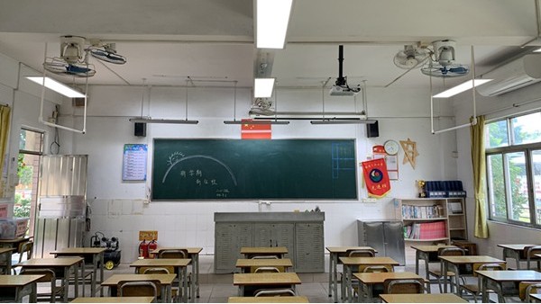 教室照明<i style='color:red'>改造后</i>，燈光變柔和了，對孩子們預防近視更有效了