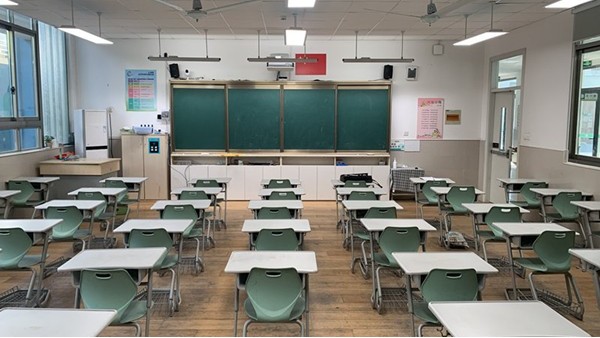 對教室照明進行<i style='color:red'>改造后</i>，華輝教育照明打造了怎樣的照明環(huán)境？