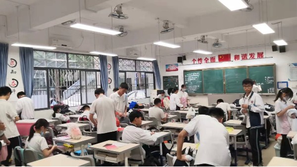 維格教育照明：點亮知識的曙光，黑板燈的專業(yè)選擇